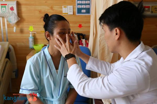 lấy mỡ mí mắt có đau không